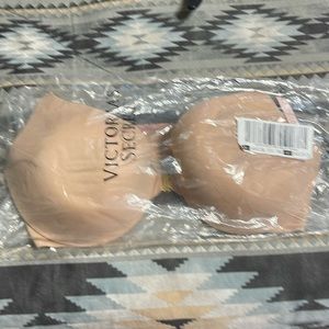 Brand new! Sexy and comfortable Victoria’s Secret front closure bra.